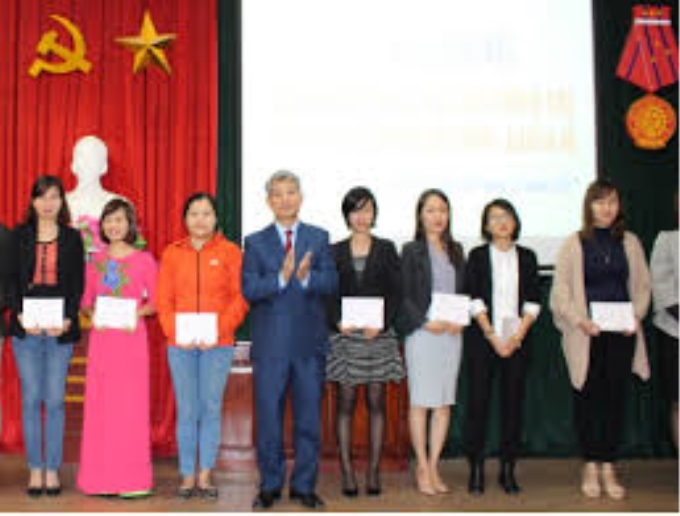 Đồng chí Nguyễn Văn Thư - Bí thư Đảng ủy Khối các cơ quan tỉnh trao giấy chứng nhận hoàn thành chương trình bồi dưỡng LLCT cho đảng viên mới